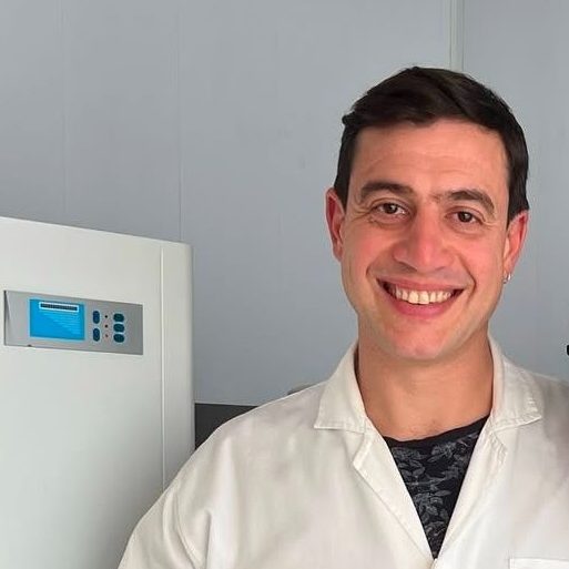 Análisis frente a escribano público por microscopía óptica acoplada a fluorescencia de vacunas contra el dengue y la gripe.