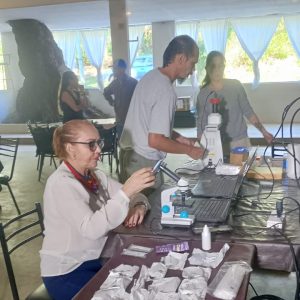 Acta Notarial del análisis de las vacunas contra el Dengue, la Gripe y suero fisiológico, frente a Escribano Público.