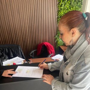 Partículas auto-ensamblables en vacunas y otros medicamentos observados por microscopia ante Notaria